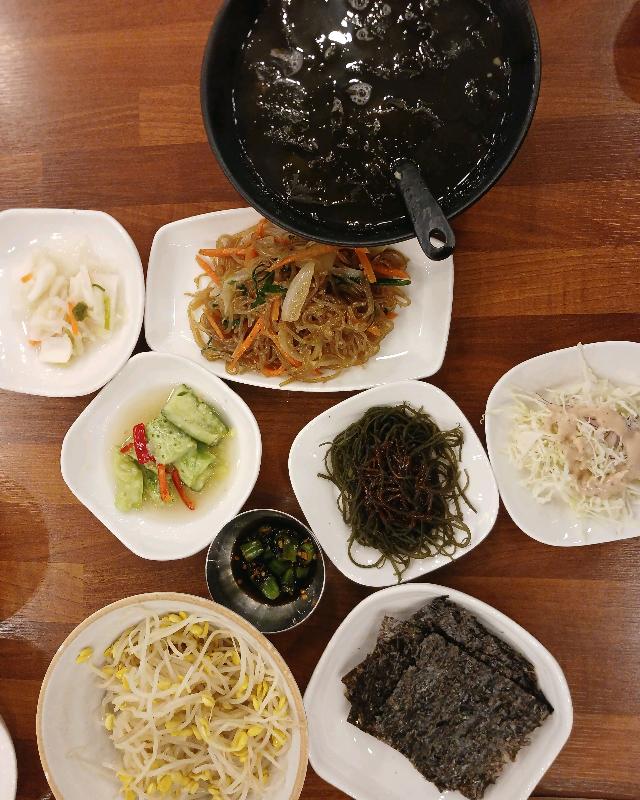 깔끔하게 정돈된 테이블