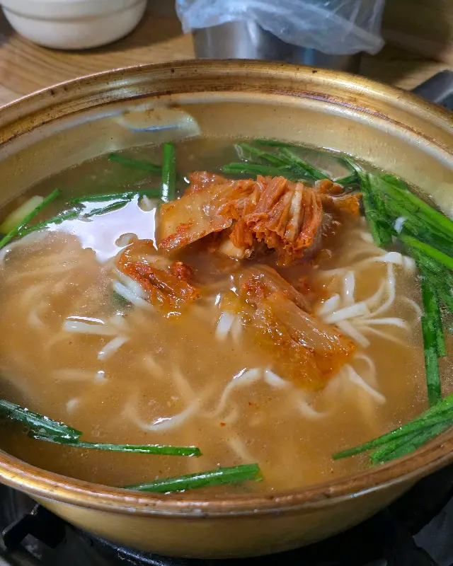 김치를 넣은 칼국수