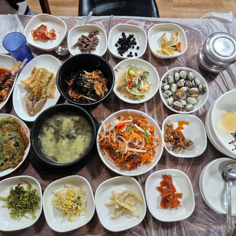 다채로운 꼬막 요리로 가득 찬 테이블