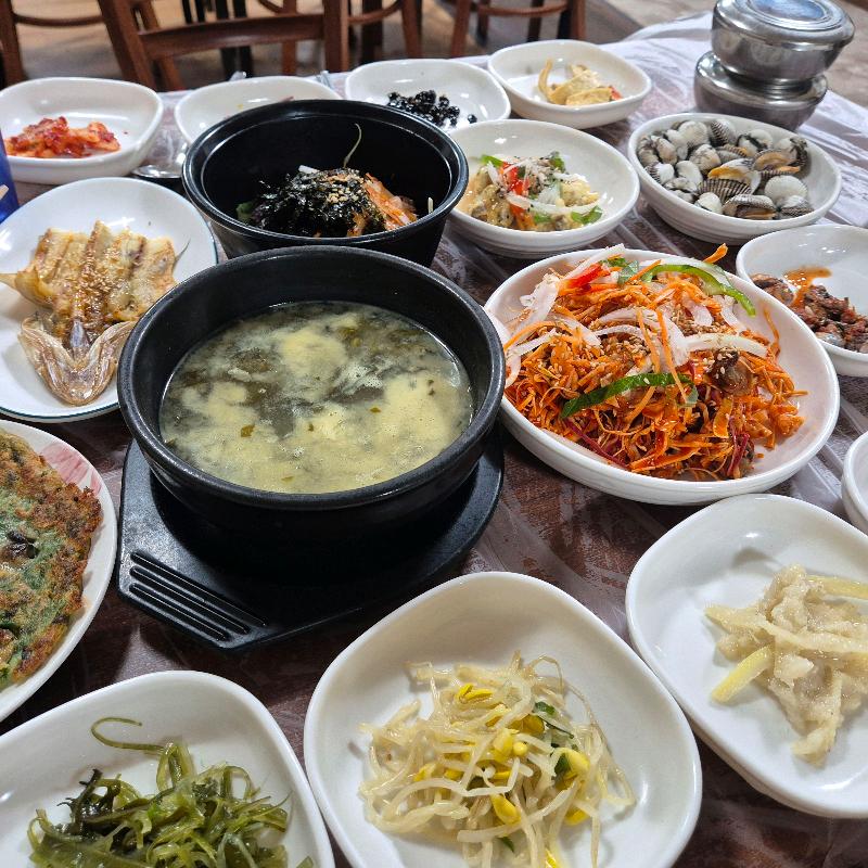 푸짐하게 차려진 꼬막 요리 한 상