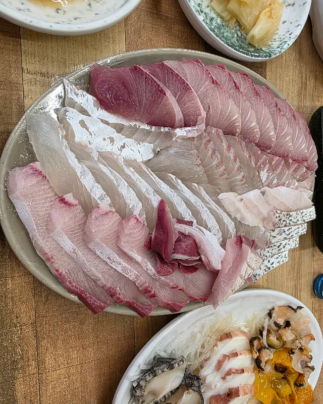 신선한 회가 가득 담긴 접시