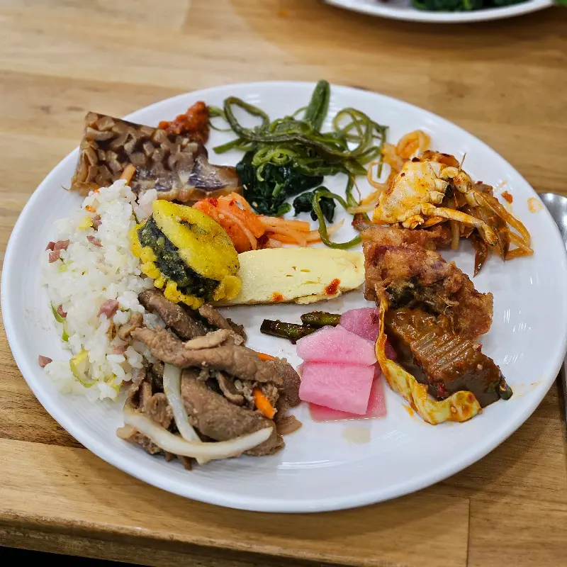 다채로운 음식들로 가득 채워진 접시