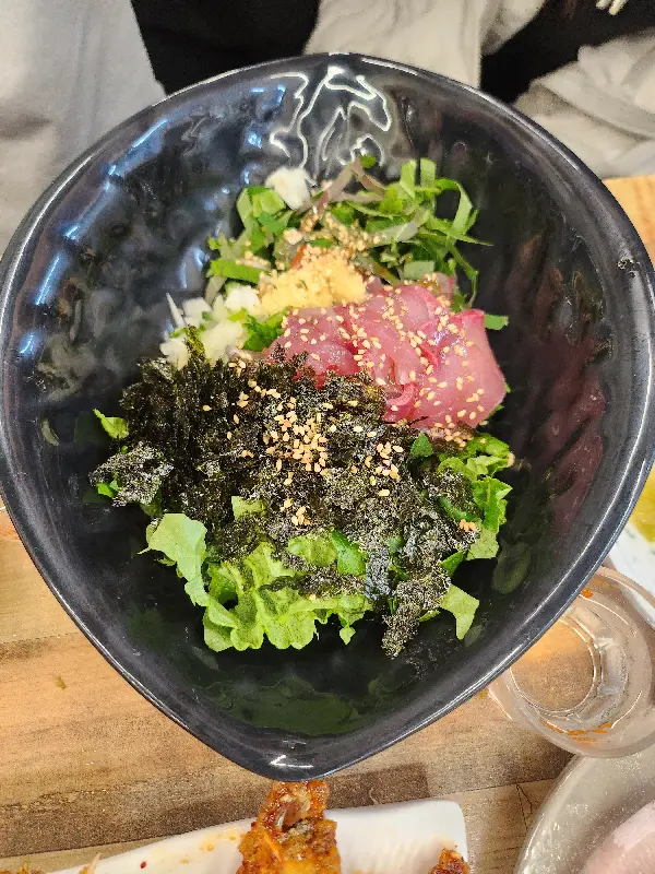 신선한 재료가 가득한 회덮밥