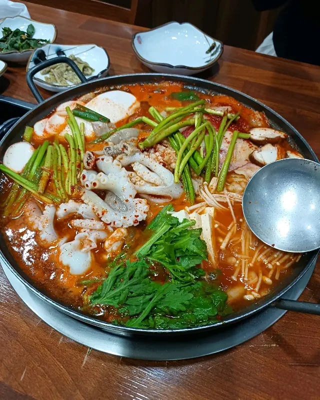푸짐한 차돌낙지곱창전골