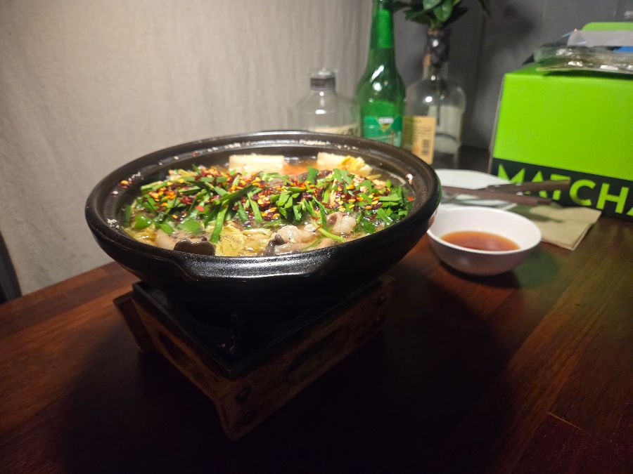 푸짐하게 담긴 전골 요리