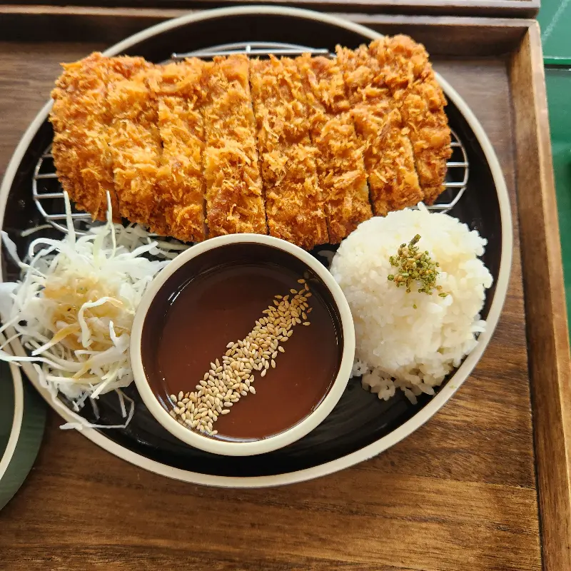 정갈하게 담겨 나오는 등심 돈까스