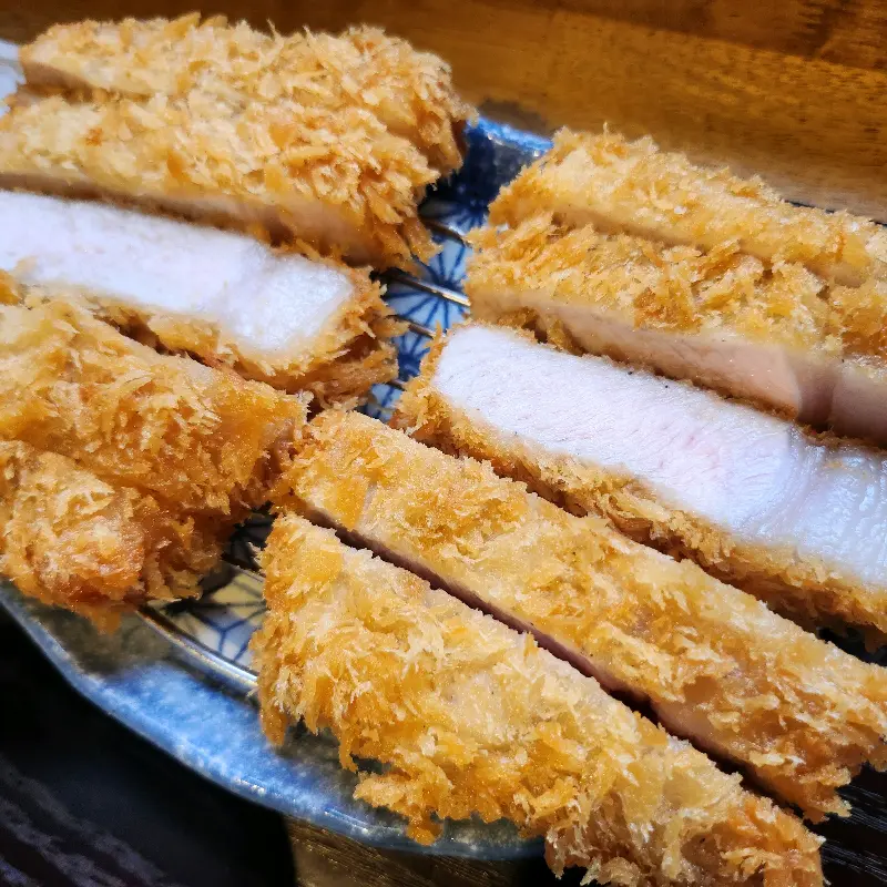 황금빛 튀김옷을 입은 윳쿠리의 로스카츠