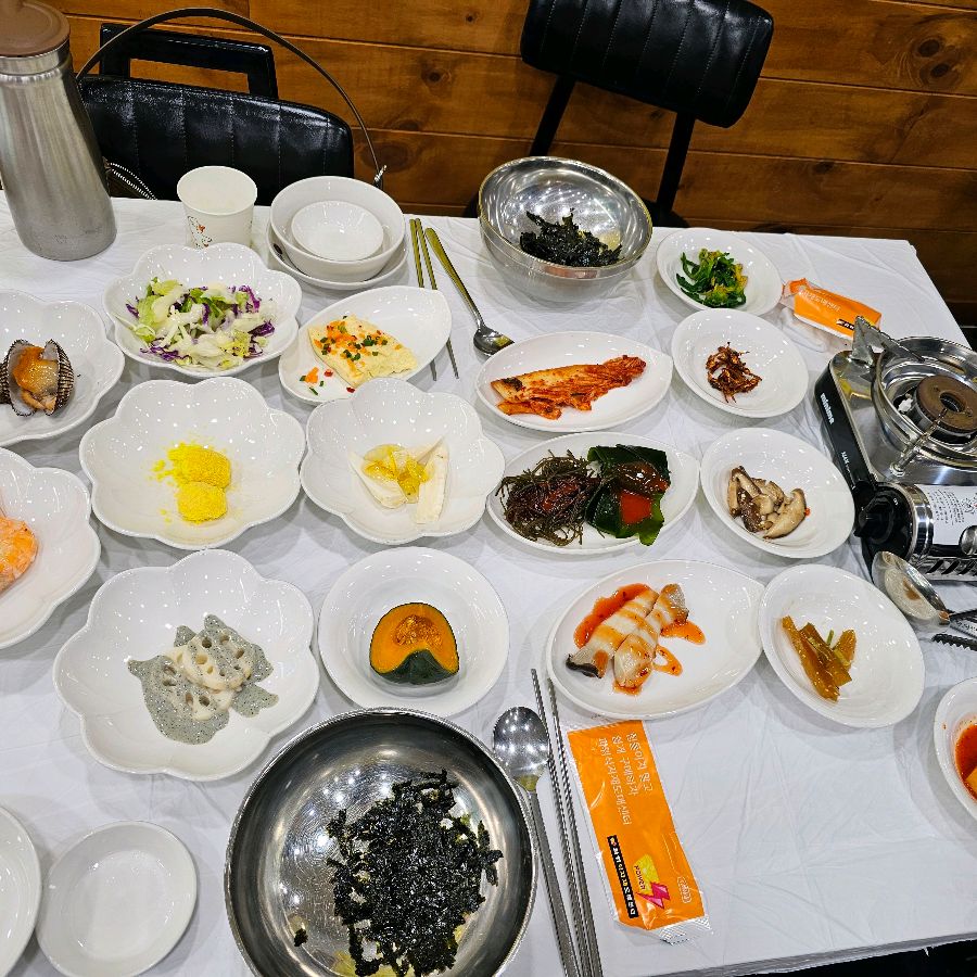 다채로운 밑반찬 향연