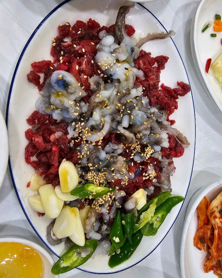 신선한 육회와 탕탕이의 조화