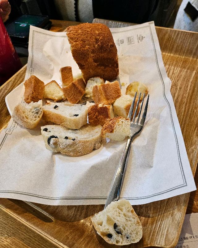 다양한 빵들이 놓여진 접시