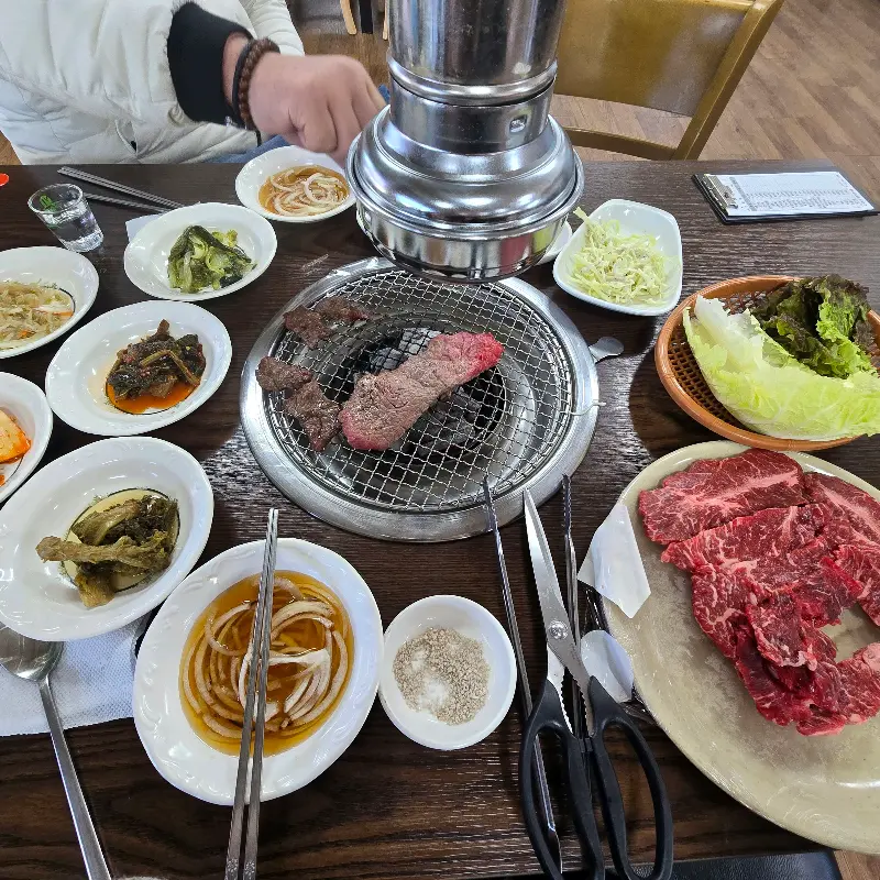 불판에 구워지는 한우