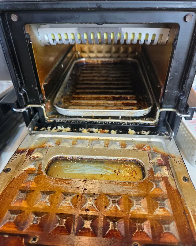 기름때가 가득한 오븐