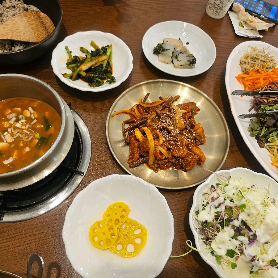 다채로운 반찬 구성