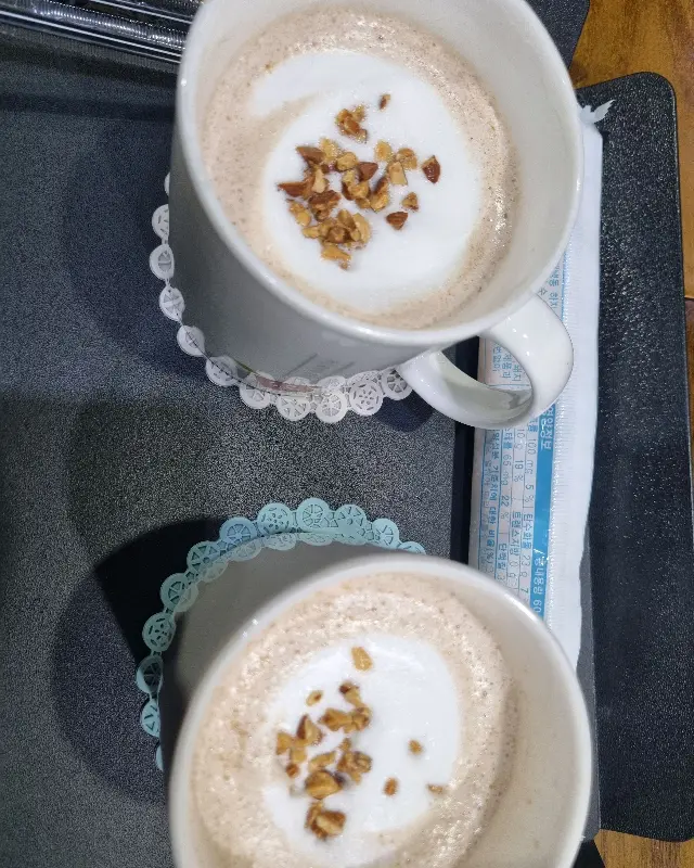 따뜻한 라떼 두 잔