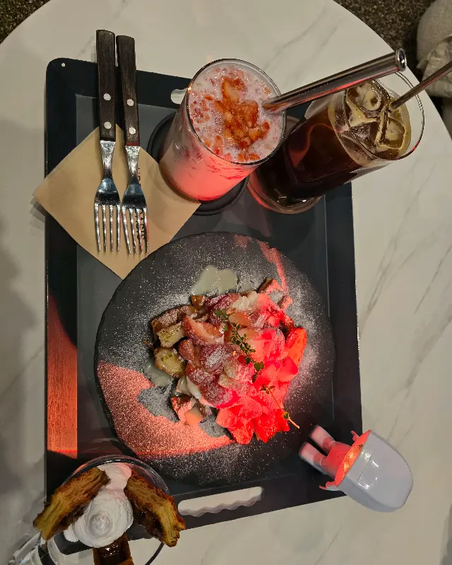 크로플, 딸기라떼, 아메리카노