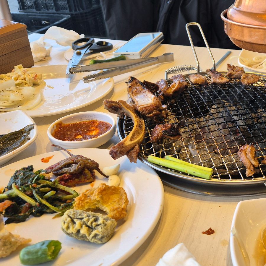 푸짐하게 차려진 샐러드바 음식들