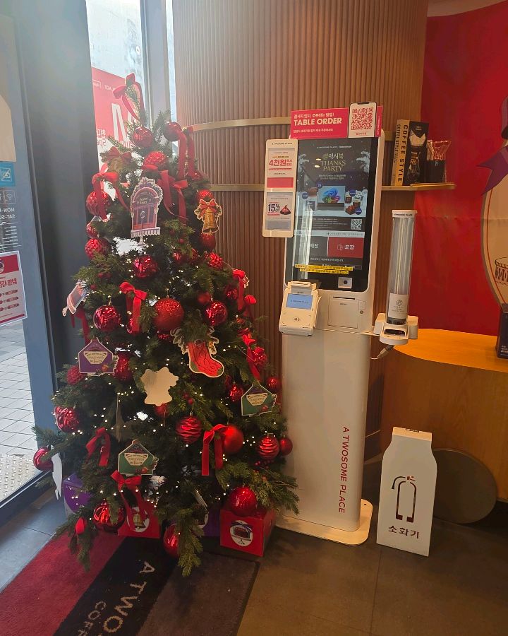 크리스마스 트리 장식이 놓인 키오스크