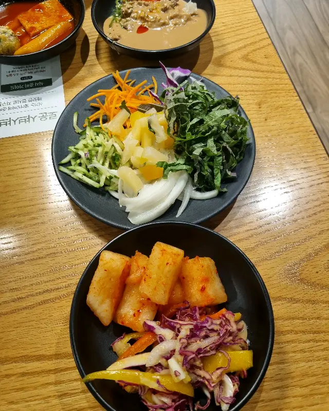 다양한 음식이 담긴 접시