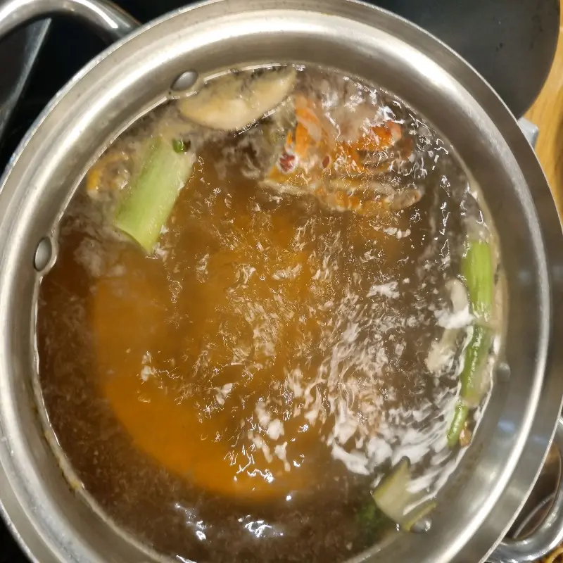 꽃게 육수에 샤브샤브를 끓이는 모습