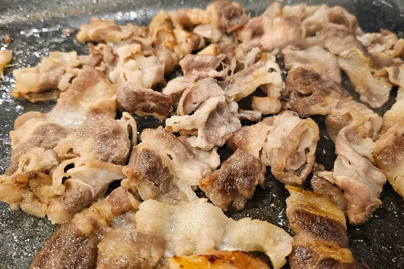 불판에 구워진 우삼겹 사진