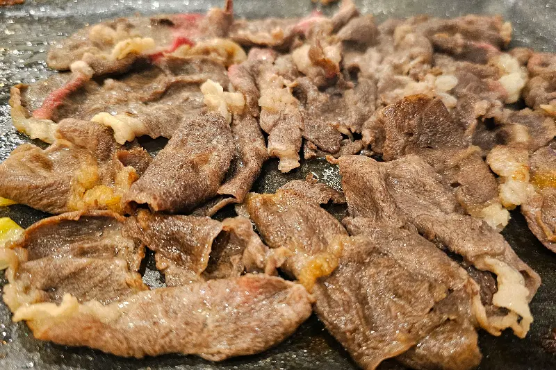 불판 위에서 익어가는 우삼겹 사진