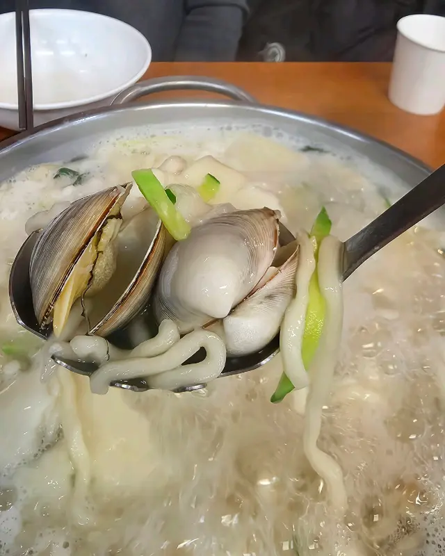 조개가 듬뿍 들어간 칼국수