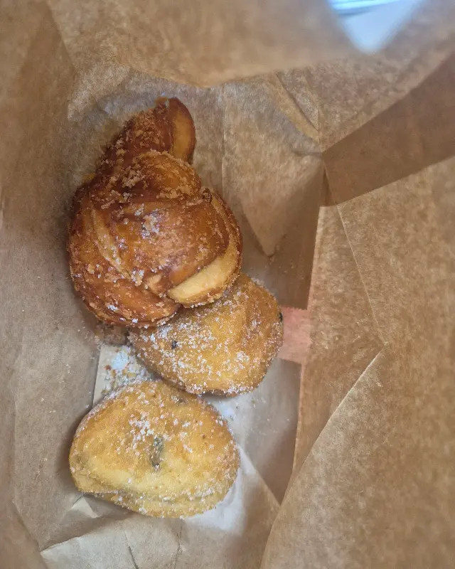 종이 봉투에 담긴 꽈배기와 도넛