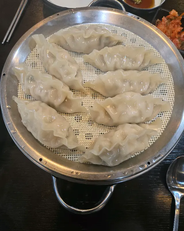 윤기가 흐르는 만두