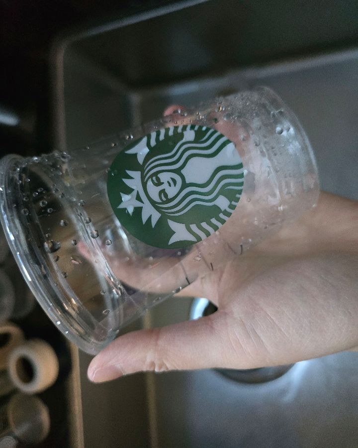 깨끗하게 씻겨진 컵