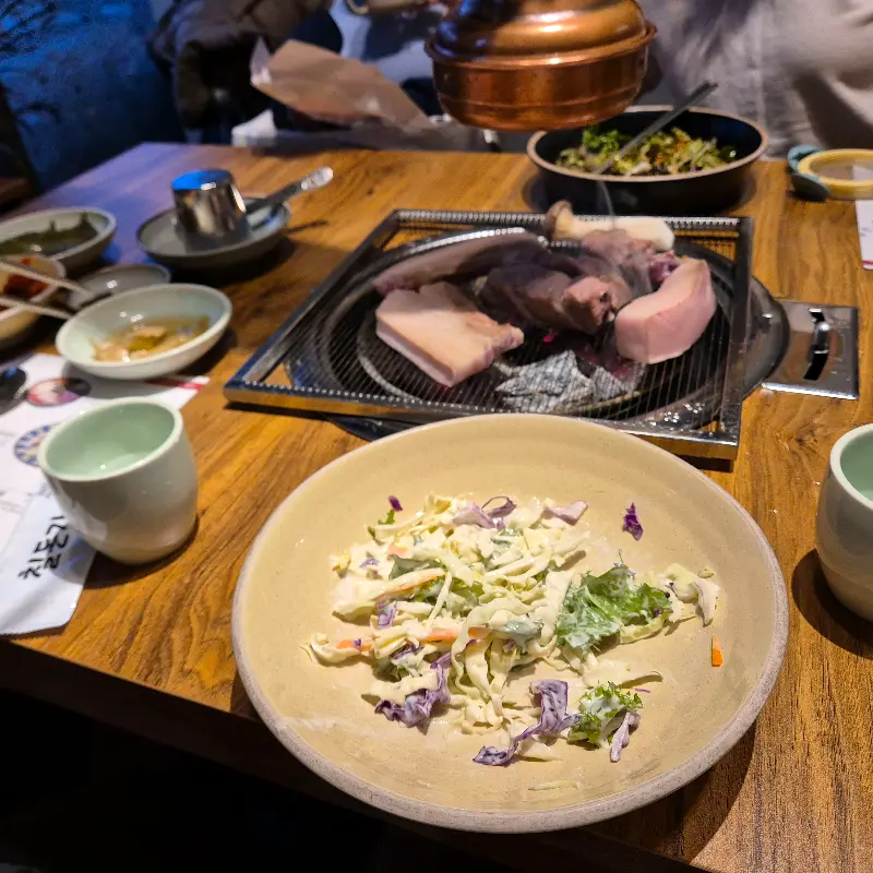 칠돈가의 맛깔스러운 밑반찬과 흑돼지 근고기