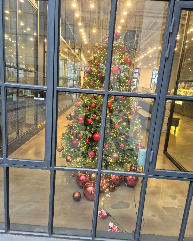 에이바우트커피 내부 크리스마스 트리