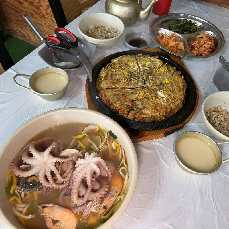 해물파전, 칼국수, 보리밥이 함께 차려진 푸짐한 상차림