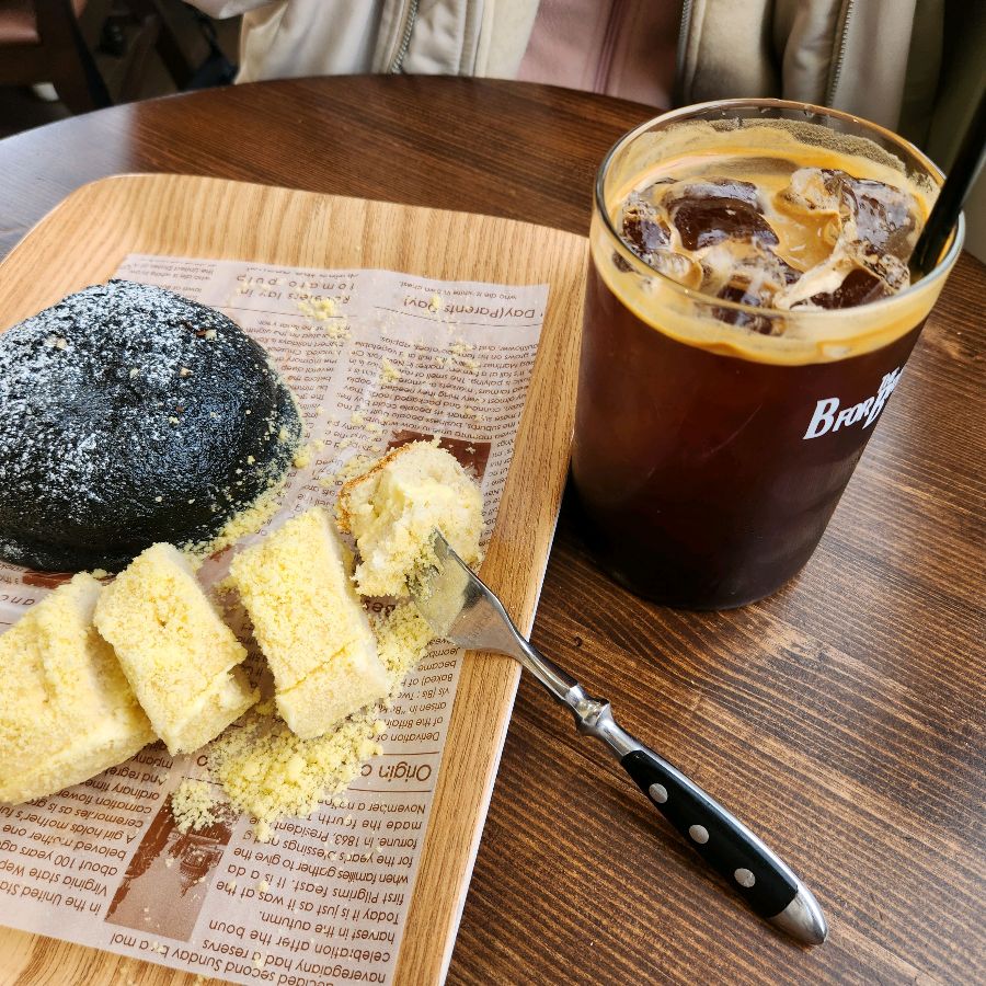 아이스 아메리카노와 쌀빵