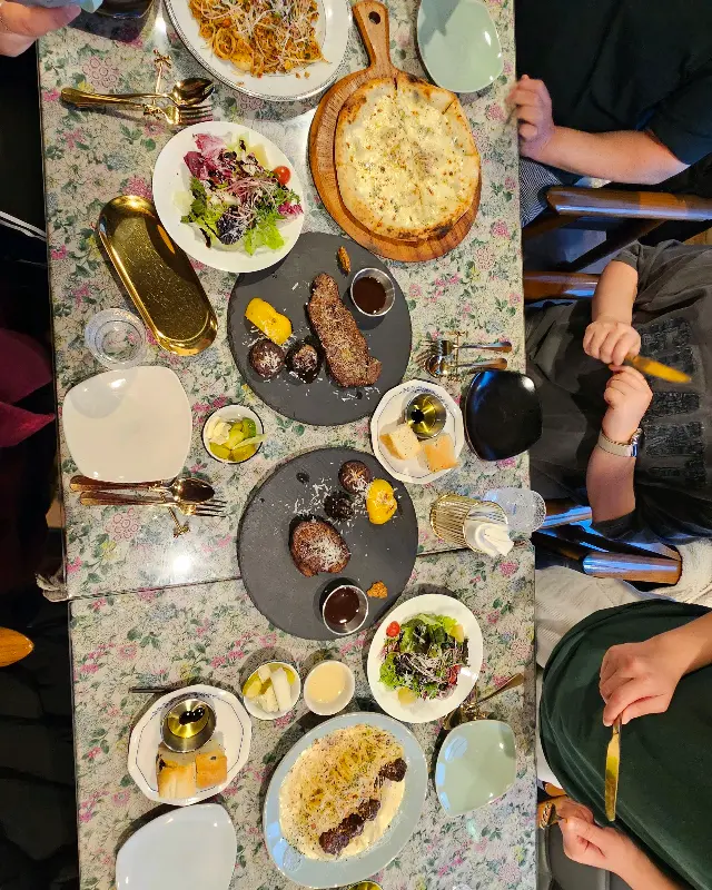 다양한 메뉴가 차려진 테이블