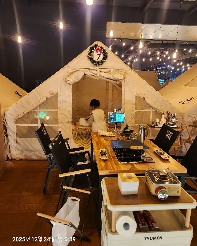 텐트가 있는 내부 전경