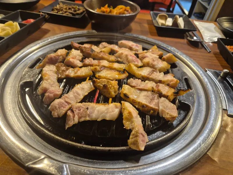 노릇노릇 구워지는 주먹구이