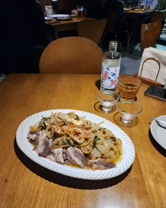 묵은지와 돼지고기가 파스타 면과 어우러진 묵은지 들기름 파스타