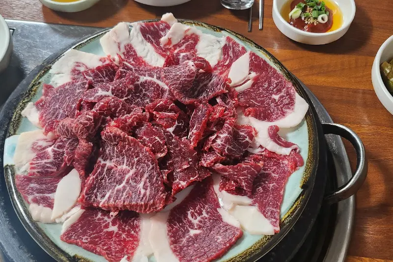 생고기 한 상 차림