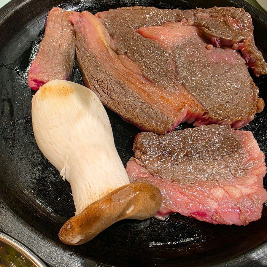 돌판 위에서 익어가는 한우와 버섯