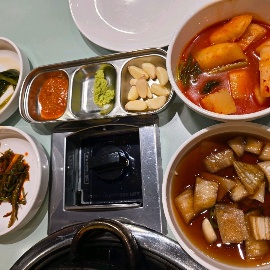 정갈하게 차려진 밑반찬