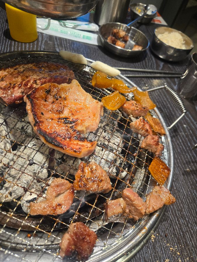 화로 위에서 익어가는 삼겹살과 껍데기