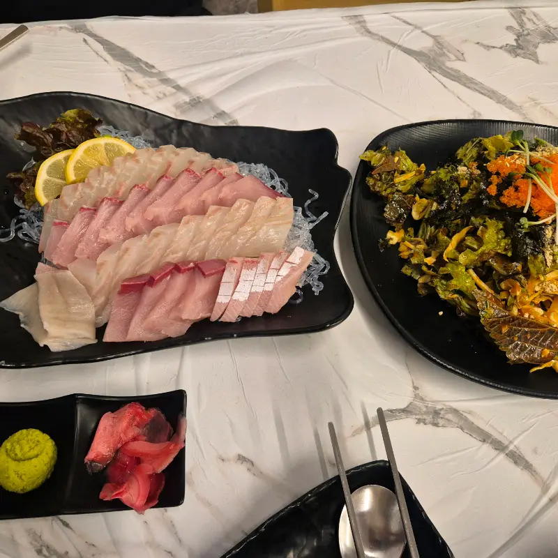 윤기가 흐르는 신선한 대방어회