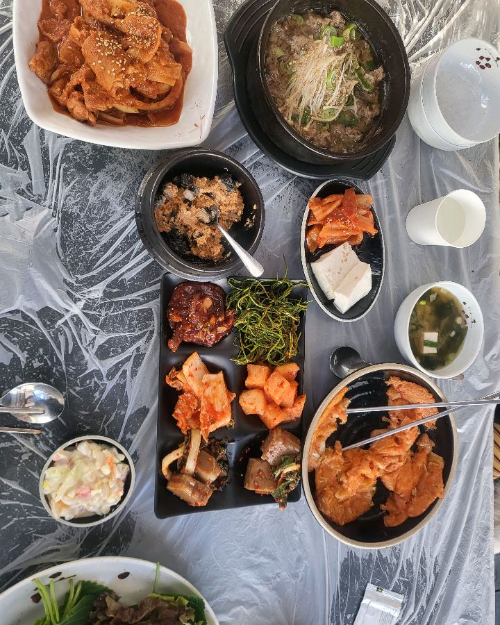 푸짐한 우렁쌈밥 한 상 차림