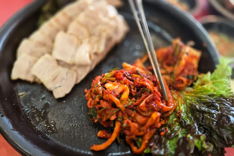 젓가락을 멈출 수 없는 맛, 보쌈과 김치의 조화