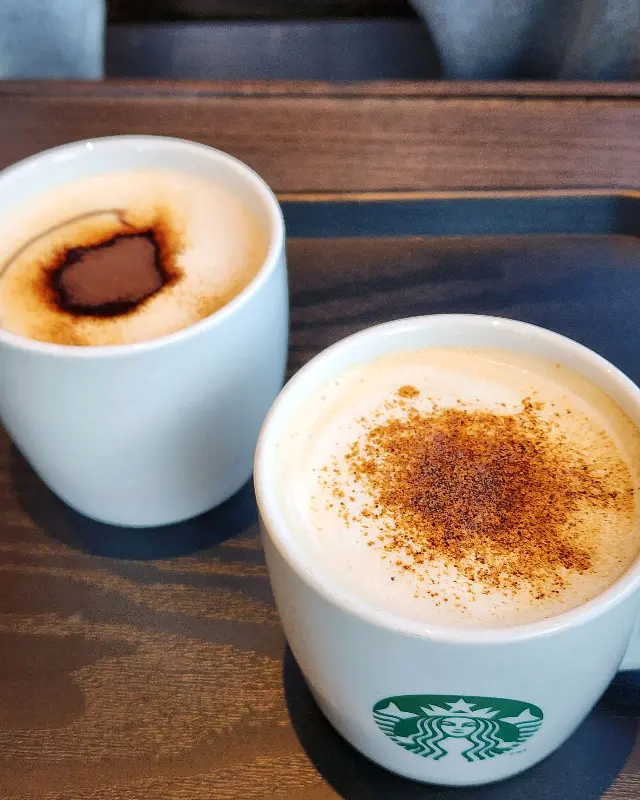 테이블 위에 놓인 두 잔의 커피