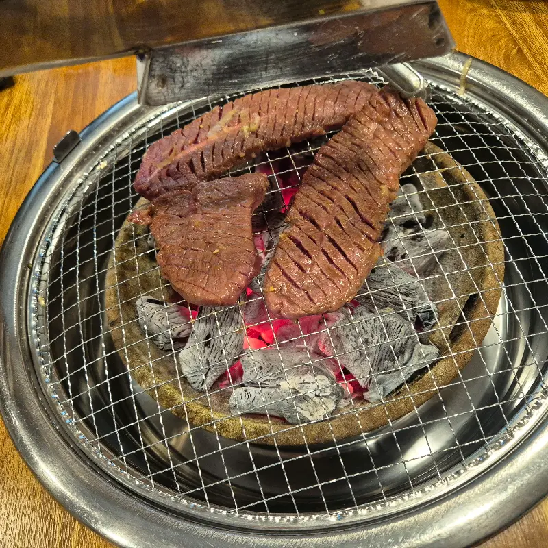 숯불 위에서 익어가는 고기