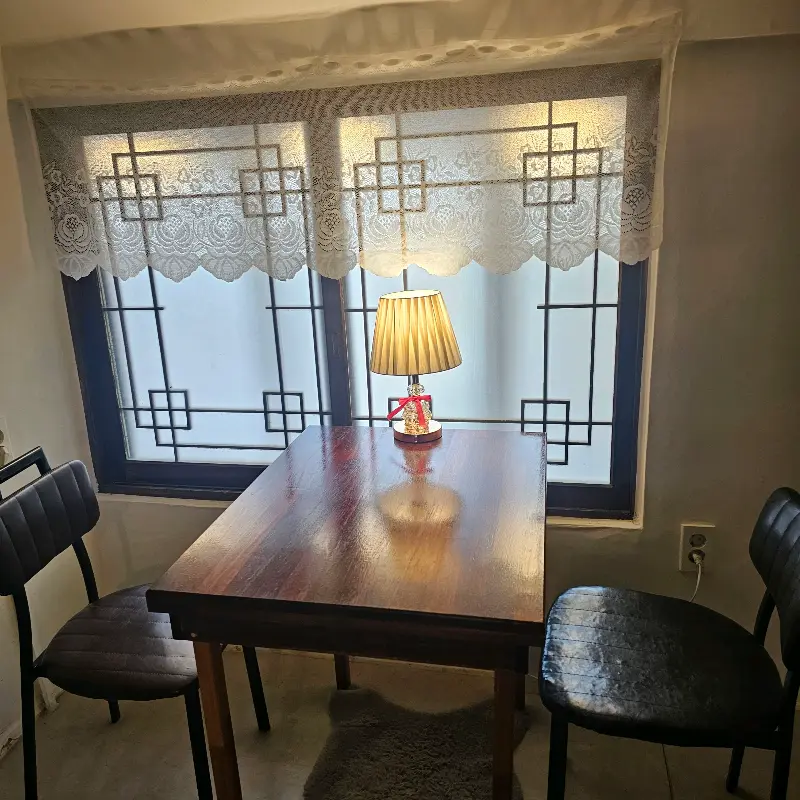 아늑한 실내 좌석