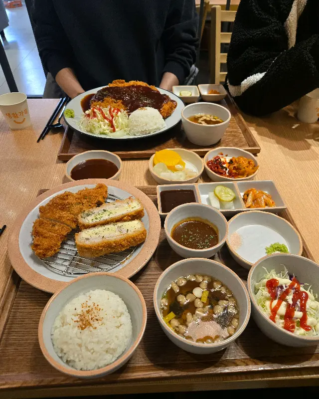 정갈한 돈까스 한 상 차림