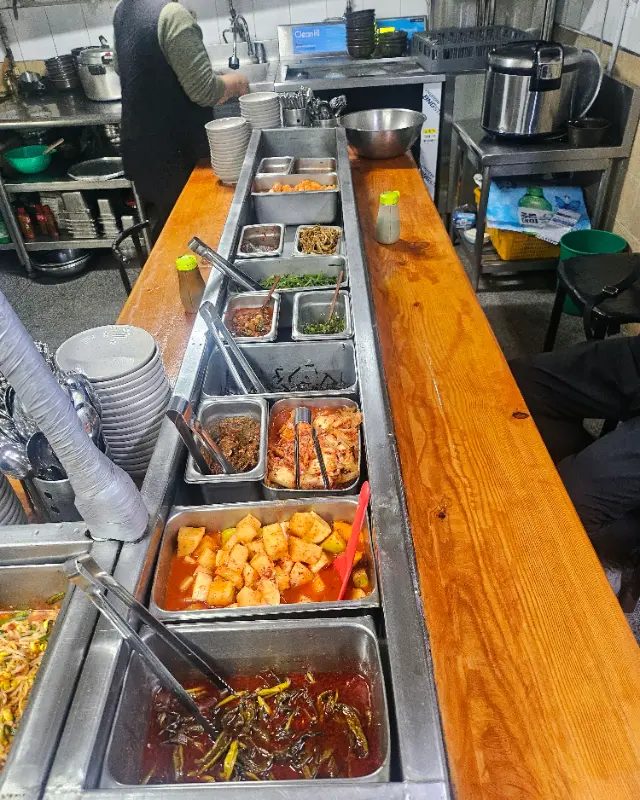 다양한 반찬들이 뷔페식으로 제공되는 모습