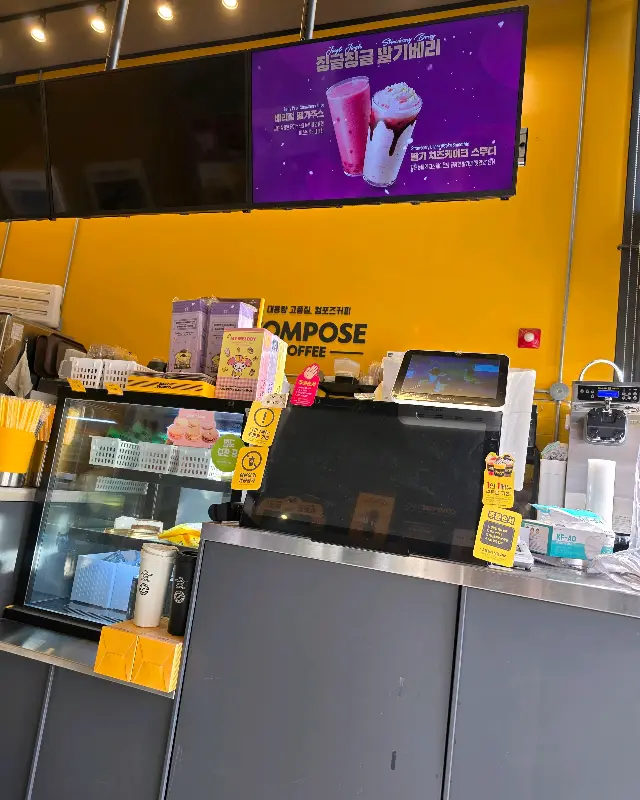컴포즈커피 카운터